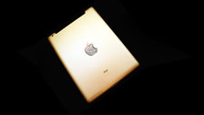 iPad 2 Gold History Edition. Фото: http://stuarthughes.com