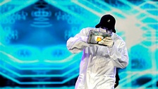 Участник танцевального коллектива JabbaWockeeZ «представляет» устройство на базе платформы Snapdragon от компании Qualcomm на CES-2012 в Лас-Вегасе. Фото: AP