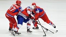 Игроки сборной России Александр Пережогин и Денис Денисов и игрок сборной Норвегии Патрик Торесен в четвертьфинальном матче чемпионата мира по хоккею. Фото: РИА Новости
