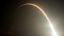 Грузовой корабль «Дракон», выведенный на орбиту ракетой «Фалькон», заберет с МКС неисправное оборудование для починки на Земле.  . Фото: AP