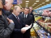 Владимир Путин во время посещения супермаркета "Перекресток" в Москве. Фото: РИА Новости