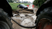 Автомобиль Hyundai, который провалился в яму в Самаре, скрытую дождевыми водами.  Фото: РИА Новости