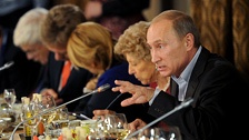 На встрече с членами клуба «Валдай» Владимир Путин разоблачил интервенционистскую политику Запада и заверил иностранцев в гармонии между российскими элитами и обществом. Фото: ИТАР-ТАСС