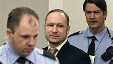 Охрана здания, где судят Брейвика, поручена полиции. Охранять будут и публику, и самого Брейвика — от публики. Фото: AP