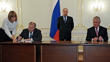 Премьер Владимир Путин присутствует на церемонии подписания пакета документов между «Роснефтью» и ExxonMobil в резиденции Ново-Огарево. На первом плане президент «Роснефти» Эдуард Худайнатов и президент ExxonMobil Рекс Тиллерсон. Фото: РИА Новости