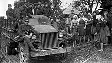 Солдаты в освобожденном ими селе в Чехии. Фото: РИА Новости