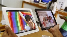 Слева новая модель iPad, справа - старая. Фото: AP