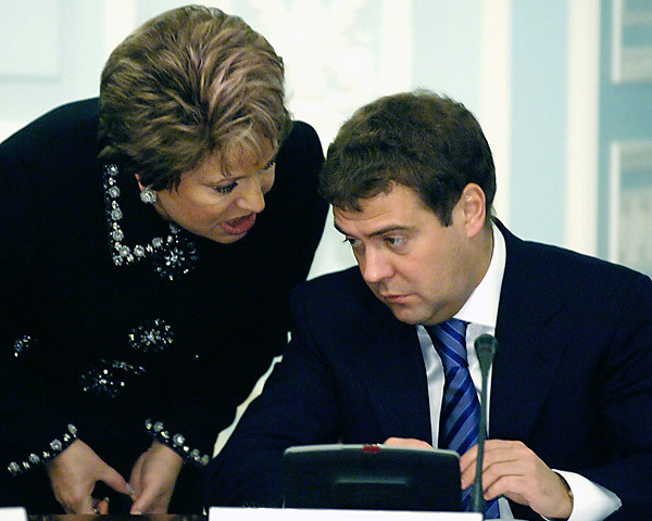 http://m1.bfm.ru/news/document_photos_full/2011/06/28/matviyenko-myedvyedyev-2005.jpg